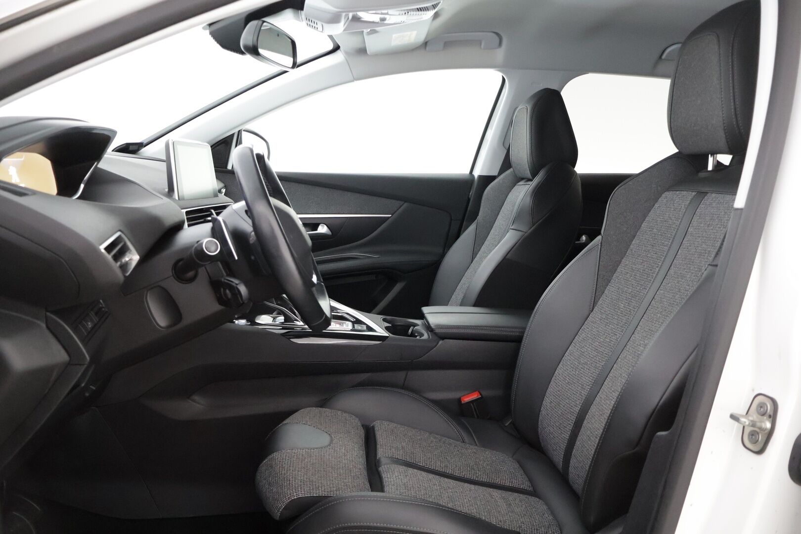 Peugeot 3008 2019 Allure PureTech 130 EAT8-automaatti * / Blis / Vetokoukku / Keyless / Muistipenkki / Sähkökontti / - Tyylikäs & pieni kulutuksinen / Varusteita löytyy / Jakopää tehty / Juuri huollettu & katsastettu valmiina ajoon /  