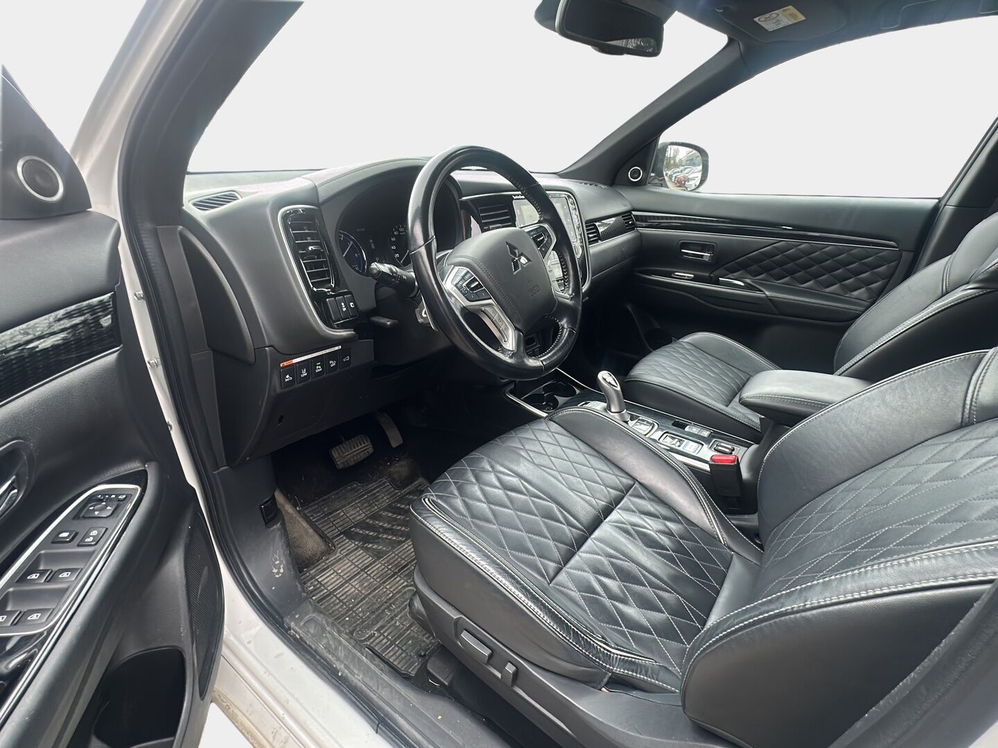 Mitsubishi Outlander PHEV 2019 Instyle Business 4WD 5P **/ Adapt.Vakkari / Keyless / Timantti nahat / 360-kamera / SUPERVARUSTEET **