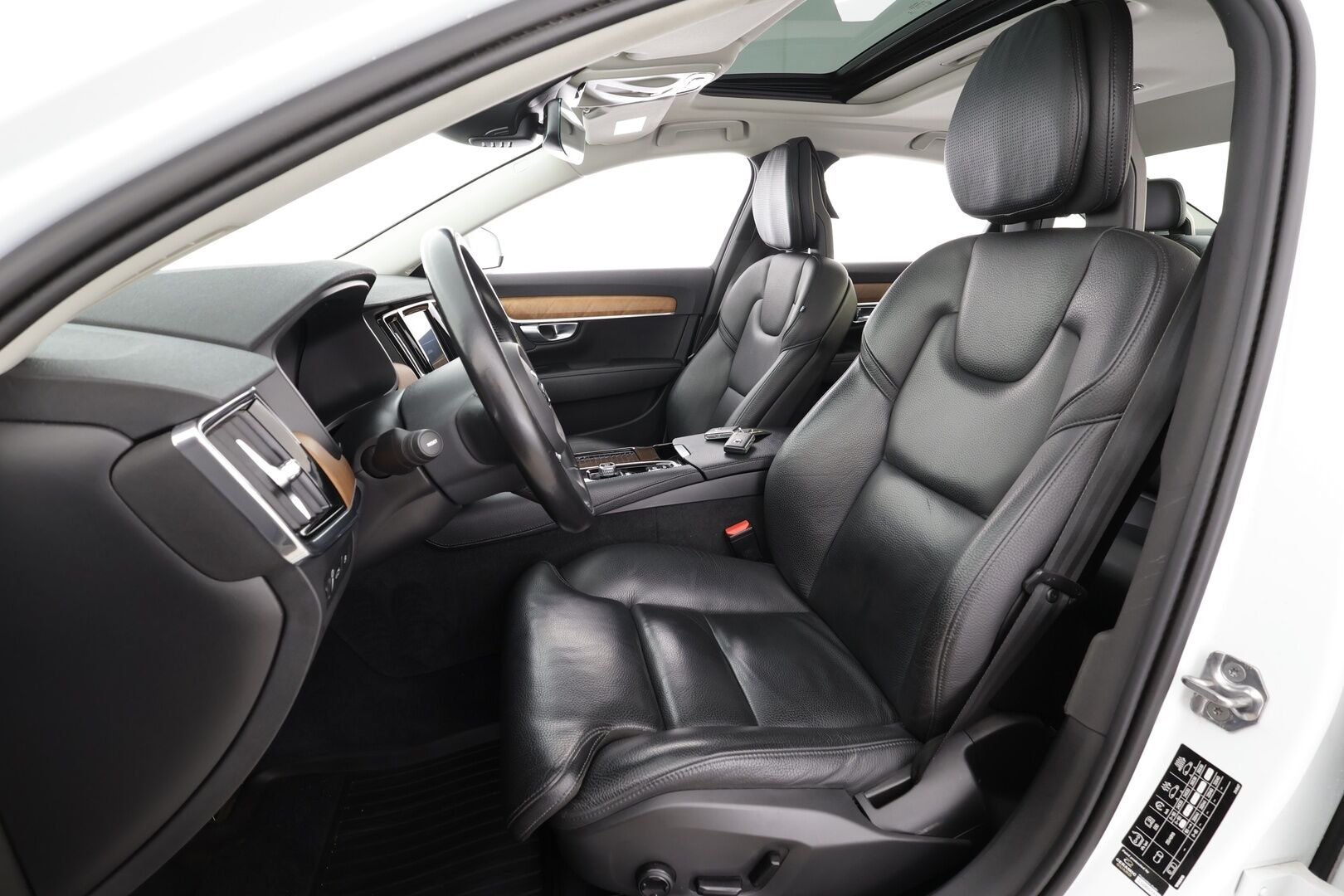 Volvo S90 2018 T8 AWD Business Inscription aut * ACC / P.kamera / Full LED / Navi / Muistipenkki / Lasikattoluukku / KeylessGo / Webasto / Koukku * - Kahdet renkaat aluvanteilla - HULLU BLACKWEEK KORKOTARJOUS 2,49%