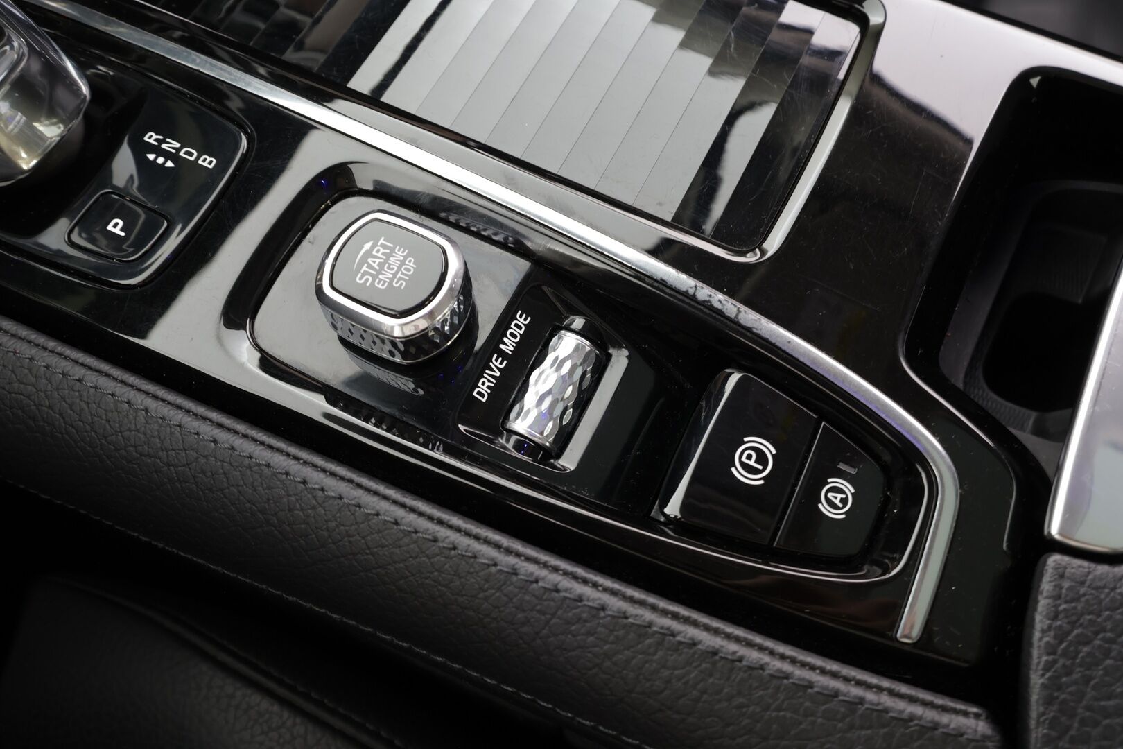 Volvo S90 2018 T8 AWD Business Inscription aut * ACC / P.kamera / Full LED / Navi / Muistipenkki / Lasikattoluukku / KeylessGo / Webasto / Koukku * - Kahdet renkaat aluvanteilla - HULLU BLACKWEEK KORKOTARJOUS 2,49%