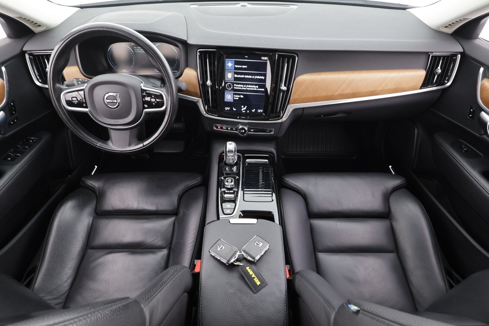 Volvo S90 2018 T8 AWD Business Inscription aut * ACC / P.kamera / Full LED / Navi / Muistipenkki / Lasikattoluukku / KeylessGo / Webasto / Koukku * - Kahdet renkaat aluvanteilla - HULLU BLACKWEEK KORKOTARJOUS 2,49%