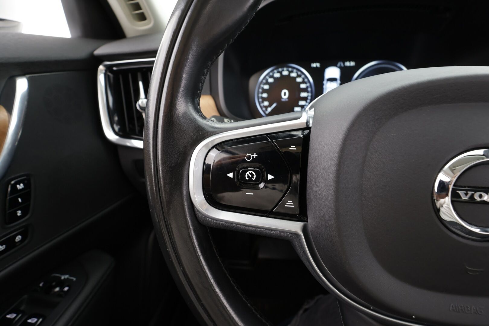 Volvo S90 2018 T8 AWD Business Inscription aut * ACC / P.kamera / Full LED / Navi / Muistipenkki / Lasikattoluukku / KeylessGo / Webasto / Koukku * - Kahdet renkaat aluvanteilla - HULLU BLACKWEEK KORKOTARJOUS 2,49%