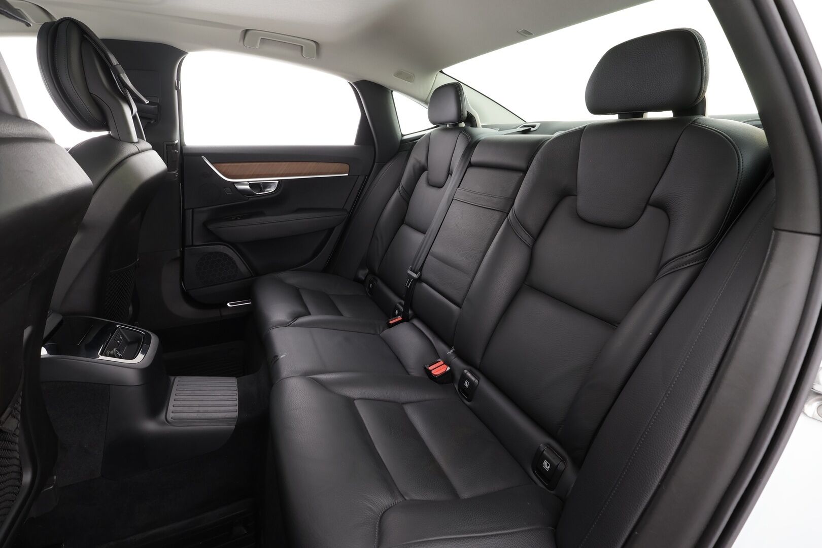 Volvo S90 2018 T8 AWD Business Inscription aut * ACC / P.kamera / Full LED / Navi / Muistipenkki / Lasikattoluukku / KeylessGo / Webasto / Koukku * - Kahdet renkaat aluvanteilla - HULLU BLACKWEEK KORKOTARJOUS 2,49%