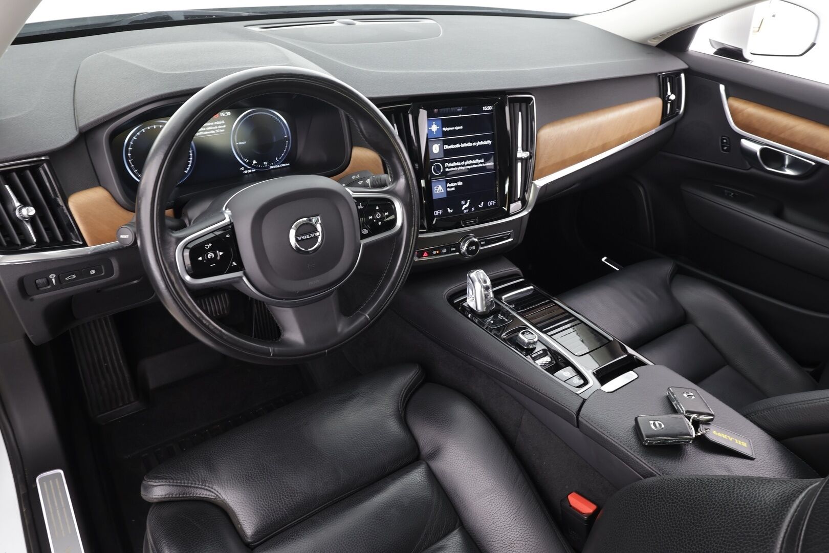 Volvo S90 2018 T8 AWD Business Inscription aut * ACC / P.kamera / Full LED / Navi / Muistipenkki / Lasikattoluukku / KeylessGo / Webasto / Koukku * - Kahdet renkaat aluvanteilla - HULLU BLACKWEEK KORKOTARJOUS 2,49%