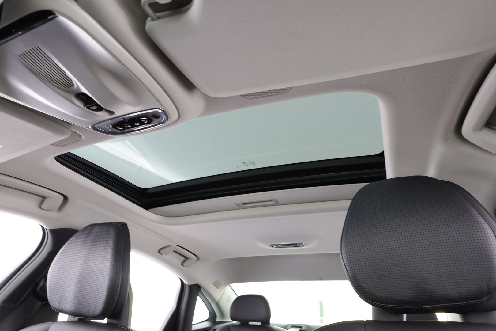 Volvo S90 2018 T8 AWD Business Inscription aut * ACC / P.kamera / Full LED / Navi / Muistipenkki / Lasikattoluukku / KeylessGo / Webasto / Koukku * - Kahdet renkaat aluvanteilla - HULLU BLACKWEEK KORKOTARJOUS 2,49%