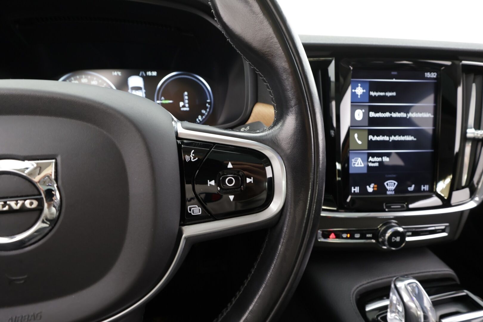 Volvo S90 2018 T8 AWD Business Inscription aut * ACC / P.kamera / Full LED / Navi / Muistipenkki / Lasikattoluukku / KeylessGo / Webasto / Koukku * - Kahdet renkaat aluvanteilla - HULLU BLACKWEEK KORKOTARJOUS 2,49%