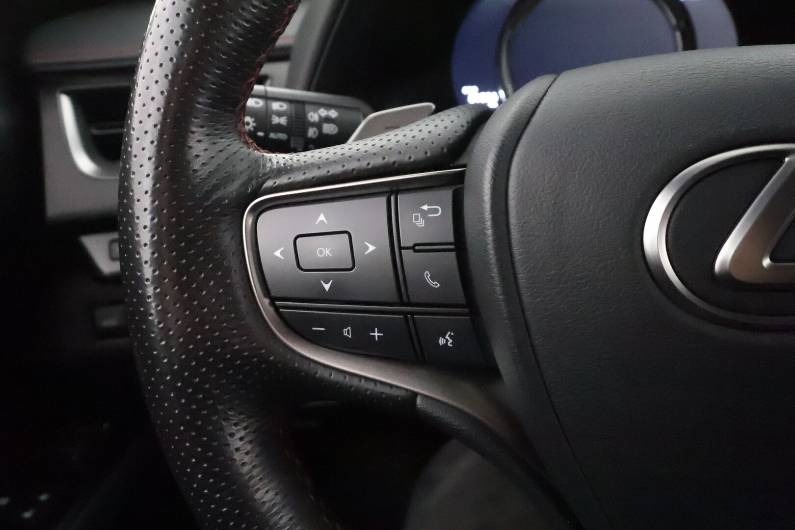 Lexus UX 2019 250h AWD F Sport - | ACC | HUD | Sähköpenkit | Nahka-alcantara | Keyless | P.kamera | Lämm. ohjauspyörä | Sähkökontti | Merkkihuollot | 