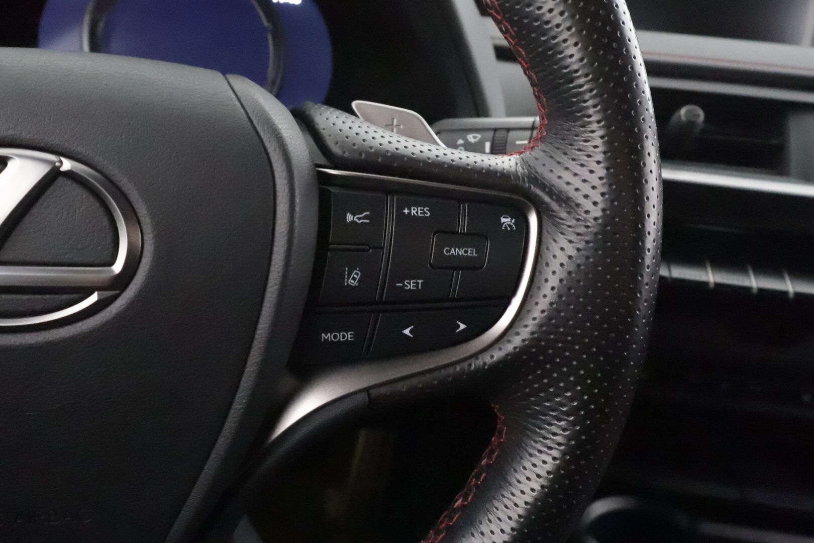 Lexus UX 2019 250h AWD F Sport - | ACC | HUD | Sähköpenkit | Nahka-alcantara | Keyless | P.kamera | Lämm. ohjauspyörä | Sähkökontti | Merkkihuollot | 