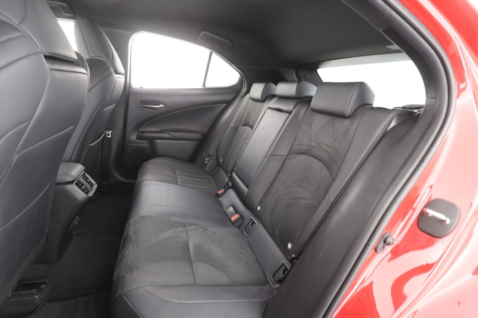 Lexus UX 2019 250h AWD F Sport - | ACC | HUD | Sähköpenkit | Nahka-alcantara | Keyless | P.kamera | Lämm. ohjauspyörä | Sähkökontti | Merkkihuollot | 