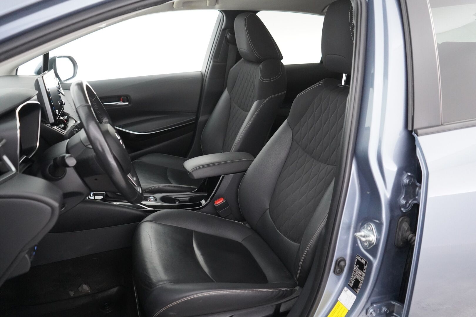 Toyota Corolla 2019 Sedan 1,8 Hybrid Style - ACC | Koukku | Blis | Lohko | Nahat | Kamera | LED | Navi | Tutkat | Suomi-auto | Kahdet alumiinivanteet | SUPER VARUSTEET!