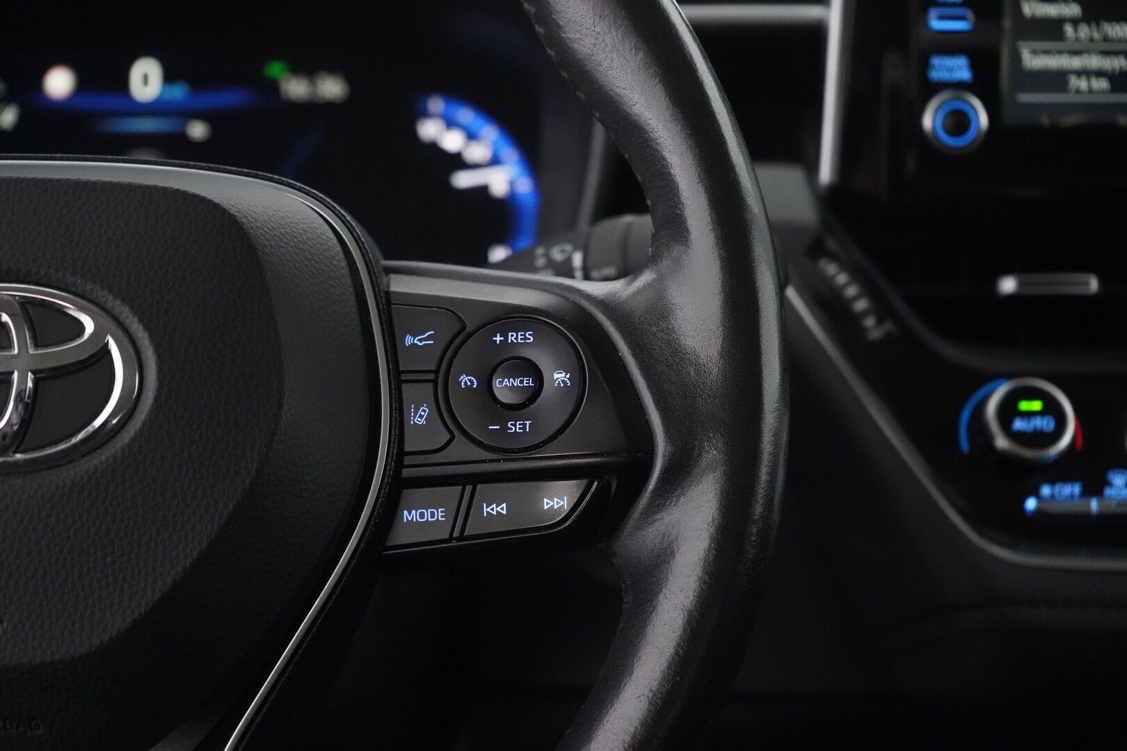 Toyota Corolla 2019 Sedan 1,8 Hybrid Style - ACC | Koukku | Blis | Lohko | Nahat | Kamera | LED | Navi | Tutkat | Suomi-auto | Kahdet alumiinivanteet | SUPER VARUSTEET!