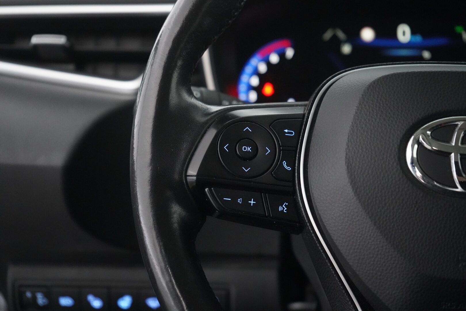 Toyota Corolla 2019 Sedan 1,8 Hybrid Style - ACC | Koukku | Blis | Lohko | Nahat | Kamera | LED | Navi | Tutkat | Suomi-auto | Kahdet alumiinivanteet | SUPER VARUSTEET!