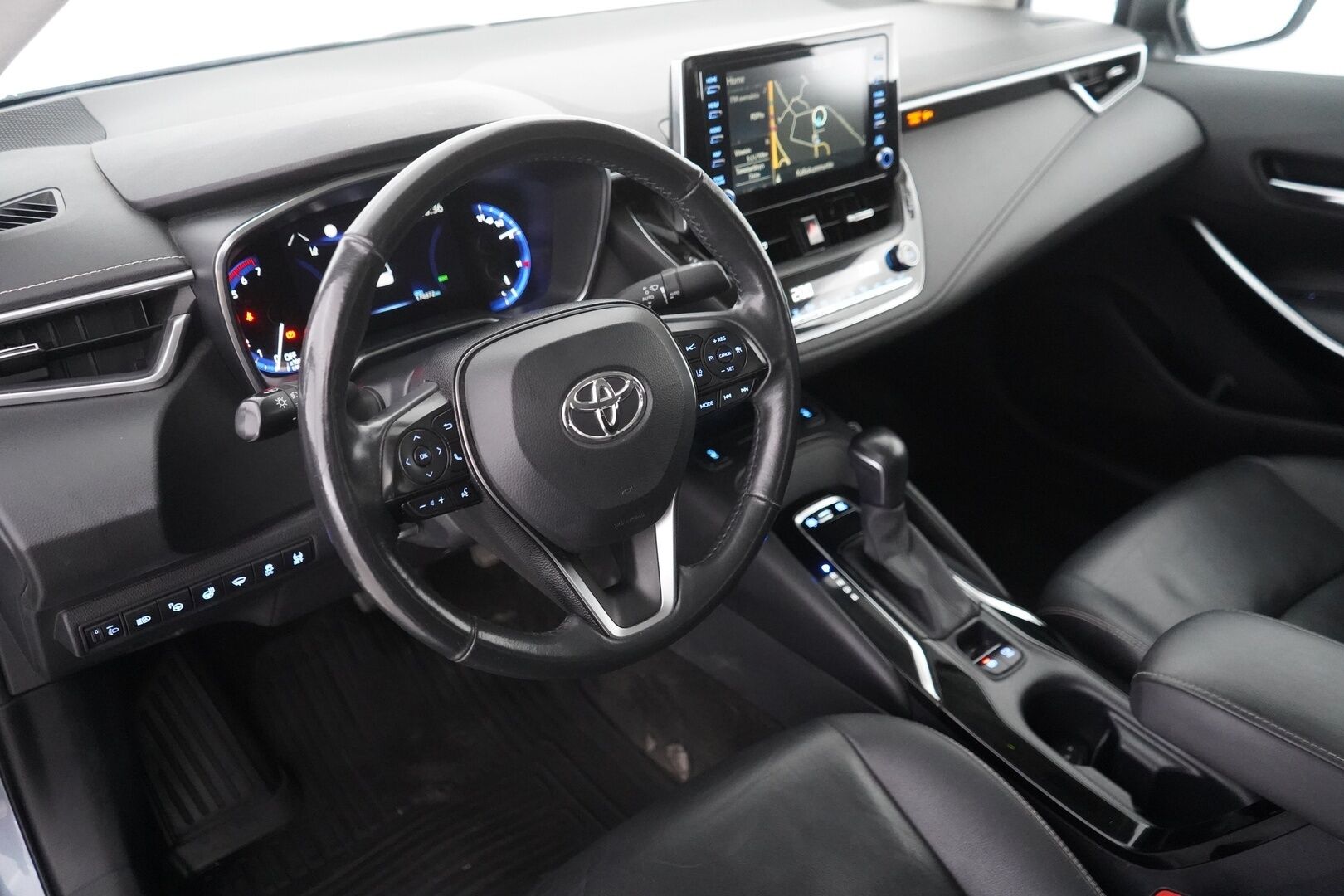 Toyota Corolla 2019 Sedan 1,8 Hybrid Style - ACC | Koukku | Blis | Lohko | Nahat | Kamera | LED | Navi | Tutkat | Suomi-auto | Kahdet alumiinivanteet | SUPER VARUSTEET!