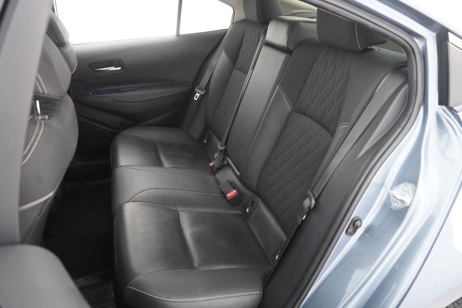 Toyota Corolla 2019 Sedan 1,8 Hybrid Style - ACC | Koukku | Blis | Lohko | Nahat | Kamera | LED | Navi | Tutkat | Suomi-auto | Kahdet alumiinivanteet | SUPER VARUSTEET!