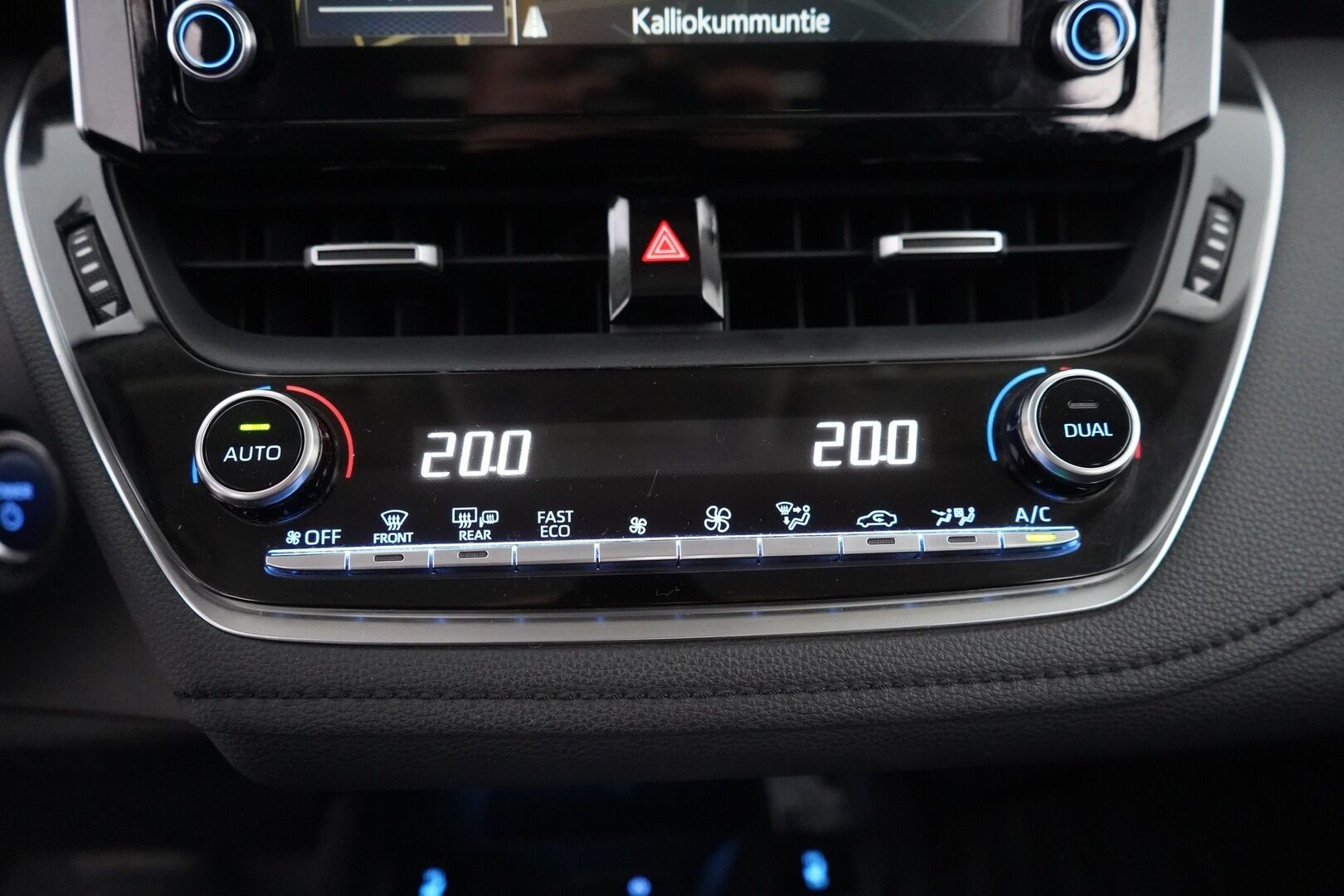 Toyota Corolla 2019 Sedan 1,8 Hybrid Style - ACC | Koukku | Blis | Lohko | Nahat | Kamera | LED | Navi | Tutkat | Suomi-auto | Kahdet alumiinivanteet | SUPER VARUSTEET!