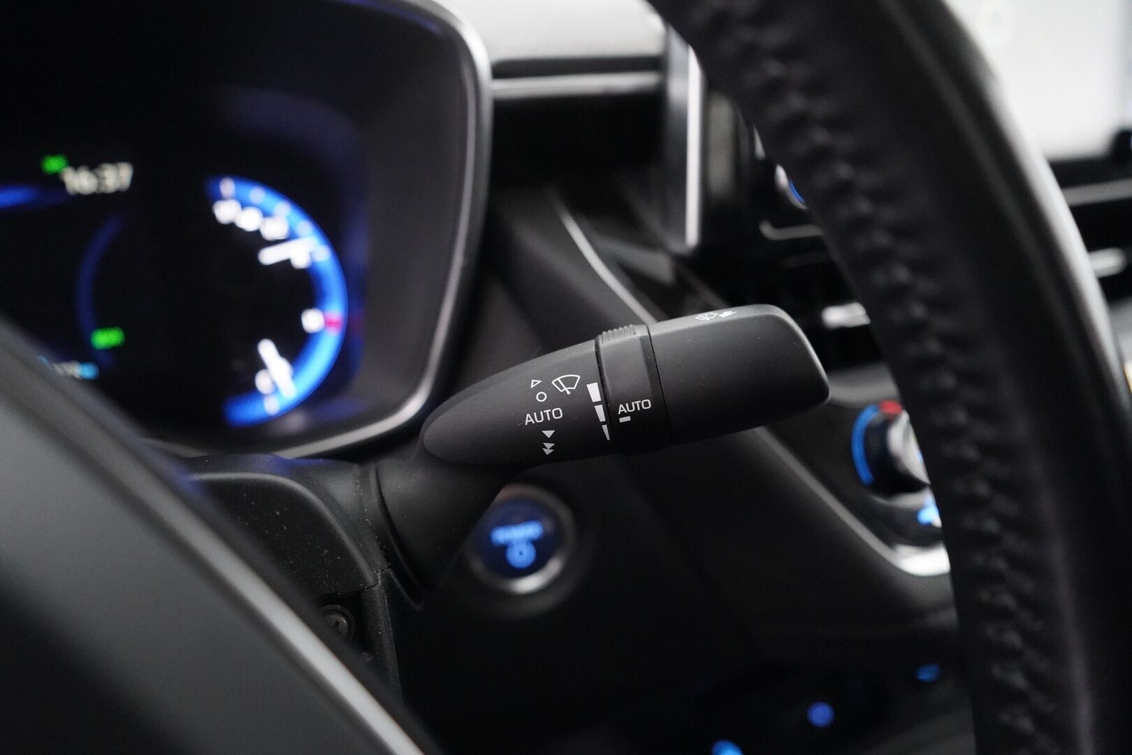 Toyota Corolla 2019 Sedan 1,8 Hybrid Style - ACC | Koukku | Blis | Lohko | Nahat | Kamera | LED | Navi | Tutkat | Suomi-auto | Kahdet alumiinivanteet | SUPER VARUSTEET!