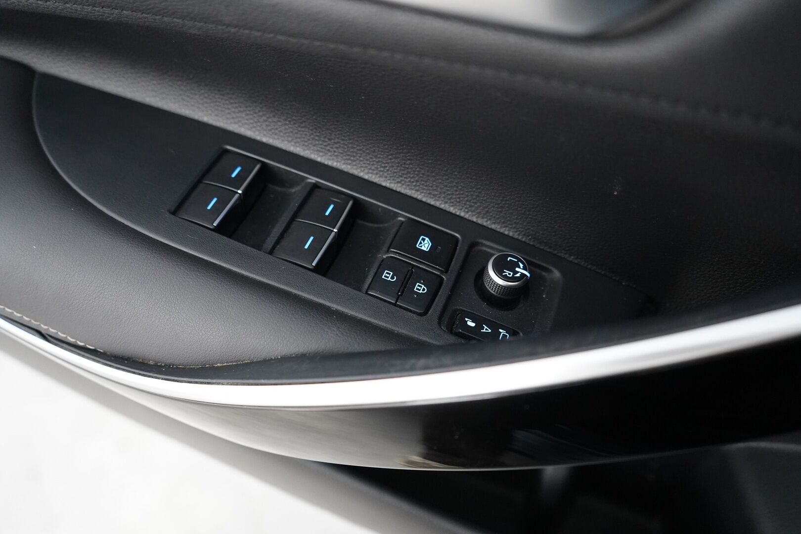 Toyota Corolla 2019 Sedan 1,8 Hybrid Style - ACC | Koukku | Blis | Lohko | Nahat | Kamera | LED | Navi | Tutkat | Suomi-auto | Kahdet alumiinivanteet | SUPER VARUSTEET!