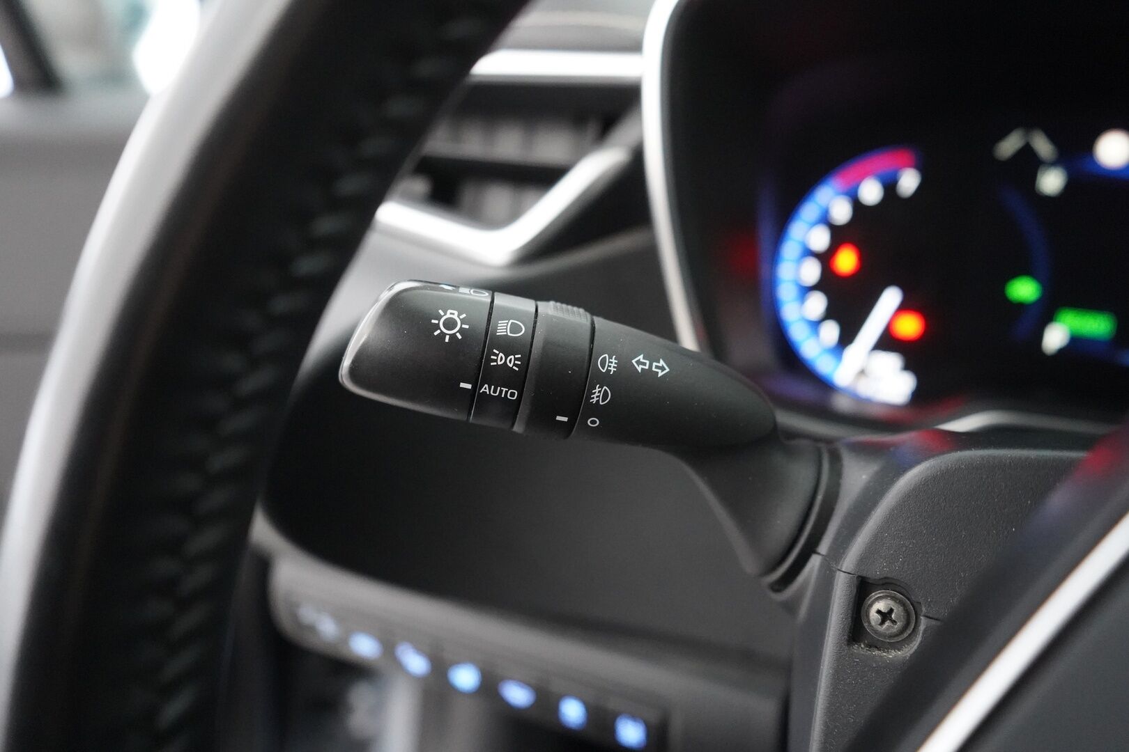 Toyota Corolla 2019 Sedan 1,8 Hybrid Style - ACC | Koukku | Blis | Lohko | Nahat | Kamera | LED | Navi | Tutkat | Suomi-auto | Kahdet alumiinivanteet | SUPER VARUSTEET!