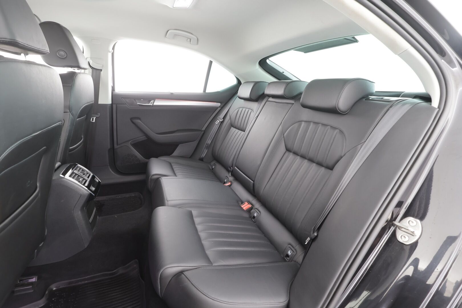 Skoda Superb 2019 1,5 TSI ACT Style BusinessLine - | ACC | Webasto | Koukku | Canton | LED | Muistipenkki | P.kamera | Nahat | Keyless | Apple&Android | 1.Om Suomi-auto | Merkkihuollettu | Kahdet Renkaat |