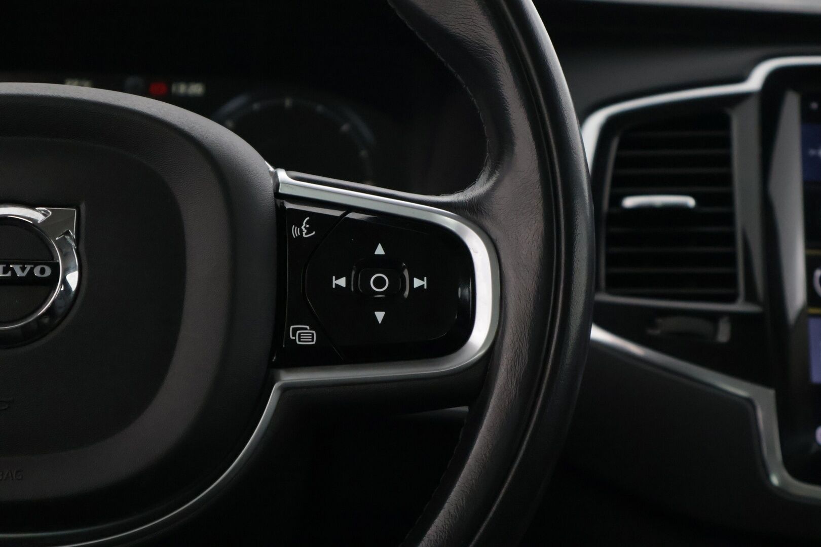 Volvo XC90 2019 D5 AWD Inscription aut * 7-P / Kamera / PilotAssist / Webasto / Muistipenkit / Vetokoukku / Nahkasisusta / Navi * - 2,99 % KORKOTARJOUS TÄHÄN AUTOON - * Jakohihna juuri vaihdettu / Suomi-auto / 2x Vanteet & Renkaat *