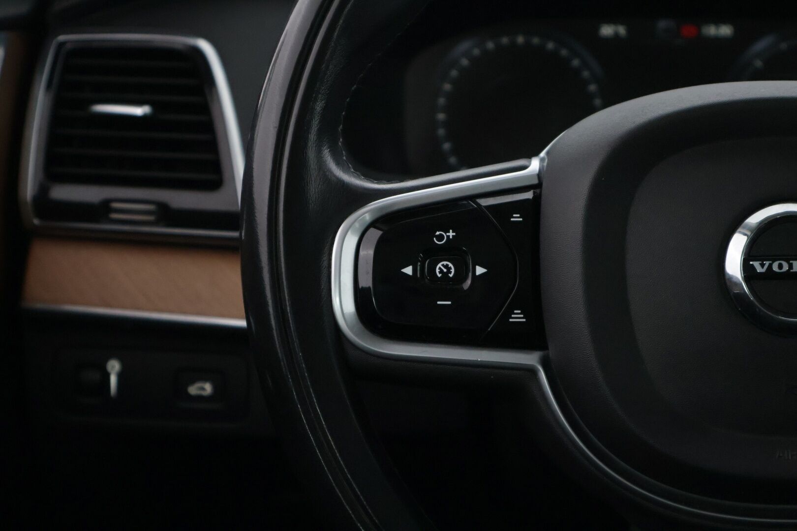 Volvo XC90 2019 D5 AWD Inscription aut * 7-P / Kamera / PilotAssist / Webasto / Muistipenkit / Vetokoukku / Nahkasisusta / Navi * - 2,99 % KORKOTARJOUS TÄHÄN AUTOON - * Jakohihna juuri vaihdettu / Suomi-auto / 2x Vanteet & Renkaat *
