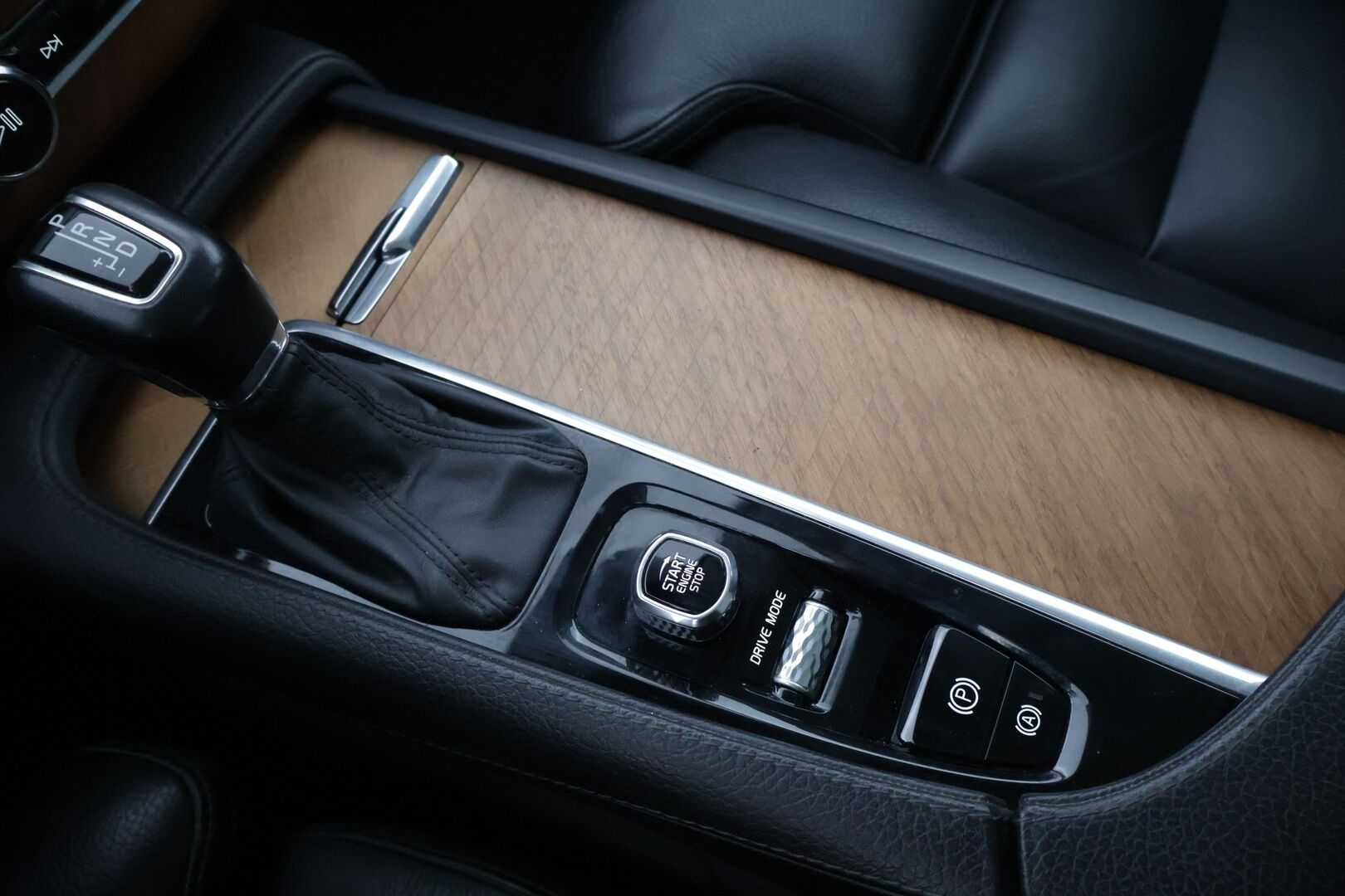 Volvo XC90 2019 D5 AWD Inscription aut * 7-P / Kamera / PilotAssist / Webasto / Muistipenkit / Vetokoukku / Nahkasisusta / Navi * - 2,99 % KORKOTARJOUS TÄHÄN AUTOON - * Jakohihna juuri vaihdettu / Suomi-auto / 2x Vanteet & Renkaat *