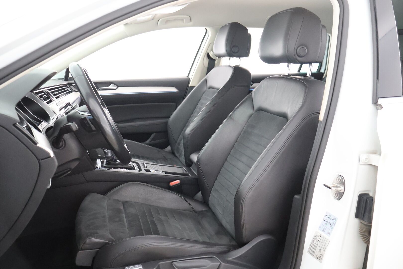 Volkswagen Passat 2017 Variant GTE Plug-In Hybrid 160 kW (218 hv) DSG-aut/ ACC / P. Kamera / ErgoComfort / 2x Renkaat / Huoltokirja / SoH 90.1%! - Akku vaihdettu suurempaan 2024! / SoH 90,1% - HULLUT AVAJAISHULINAT KORKOTARJOUS 3,29 %