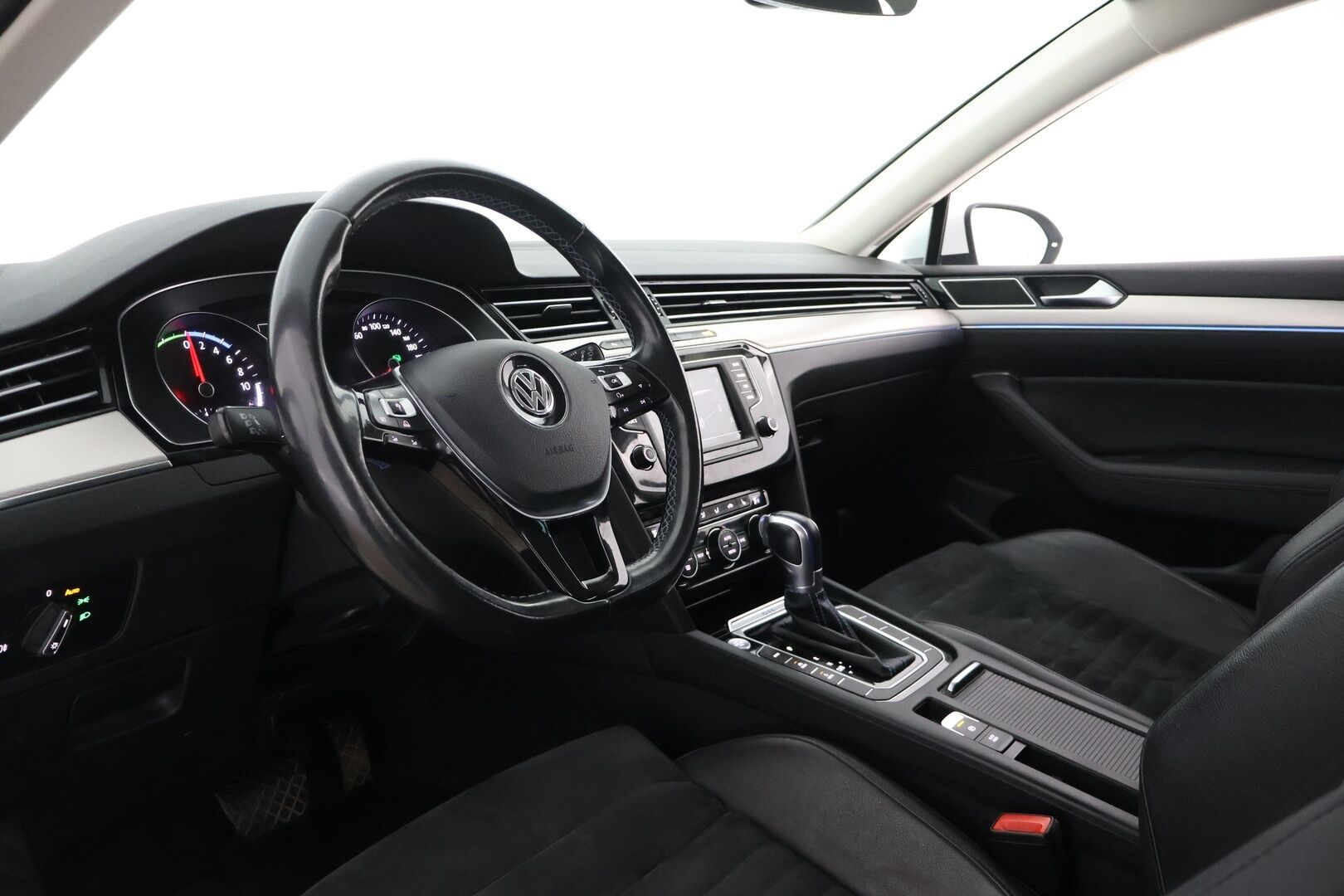 Volkswagen Passat 2017 Variant GTE Plug-In Hybrid 160 kW (218 hv) DSG-aut/ ACC / P. Kamera / ErgoComfort / 2x Renkaat / Huoltokirja / SoH 90.1%! - Akku vaihdettu suurempaan 2024! / SoH 90,1% - HULLUT AVAJAISHULINAT KORKOTARJOUS 3,29 %