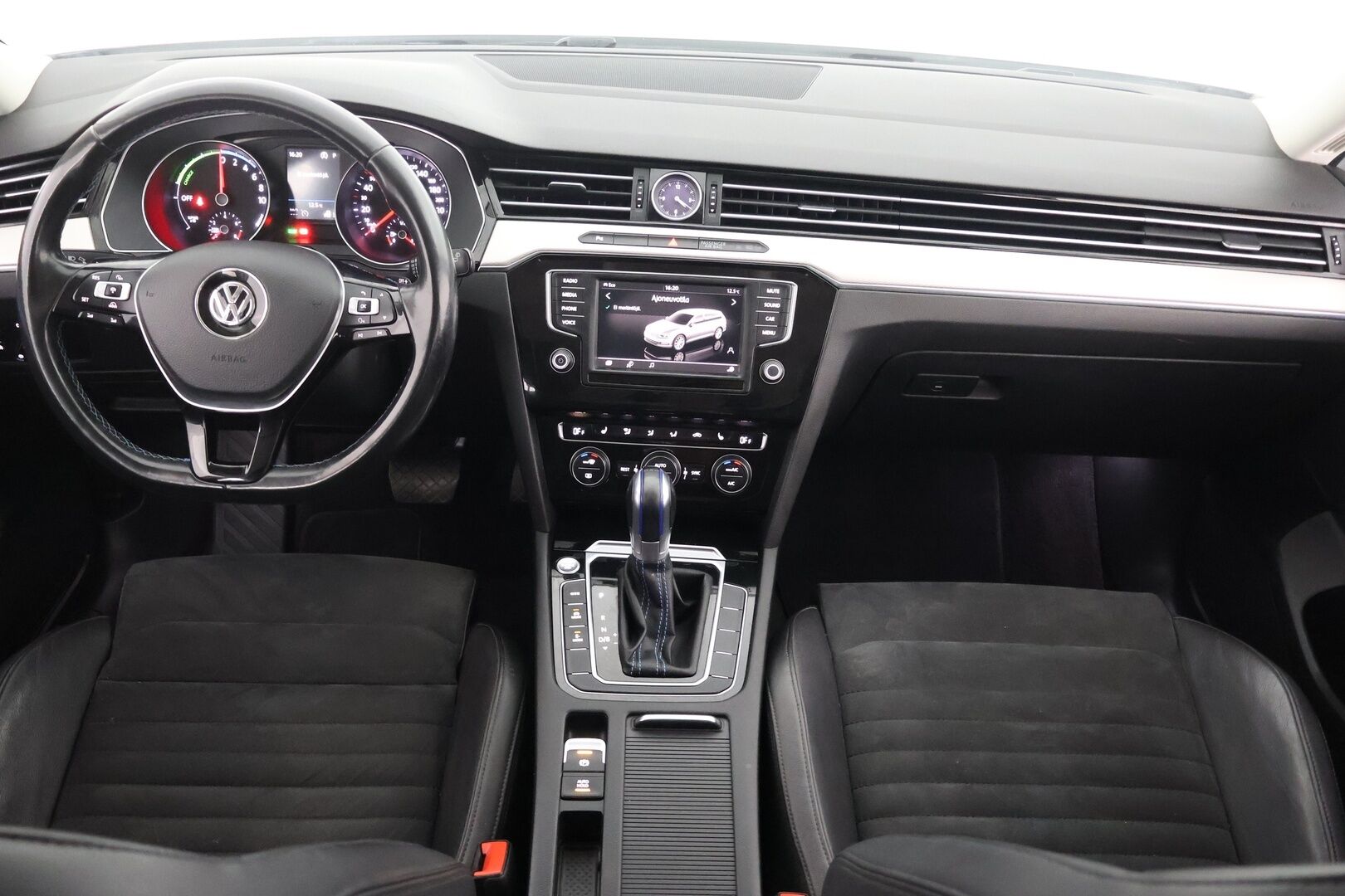 Volkswagen Passat 2017 Variant GTE Plug-In Hybrid 160 kW (218 hv) DSG-aut/ ACC / P. Kamera / ErgoComfort / 2x Renkaat / Huoltokirja / SoH 90.1%! - Akku vaihdettu suurempaan 2024! / SoH 90,1% - HULLUT AVAJAISHULINAT KORKOTARJOUS 3,29 %