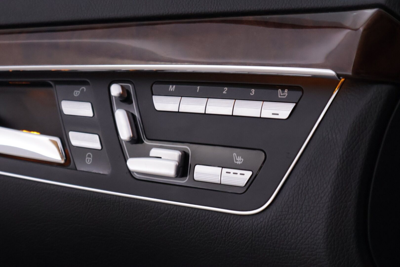 Mercedes-Benz S 2007 550 4MATIC Sedan YritysOutlet - Myydään vain yrityksille - Tämä auto myydään YritysOutlet -valikoimasta vain yritykselle