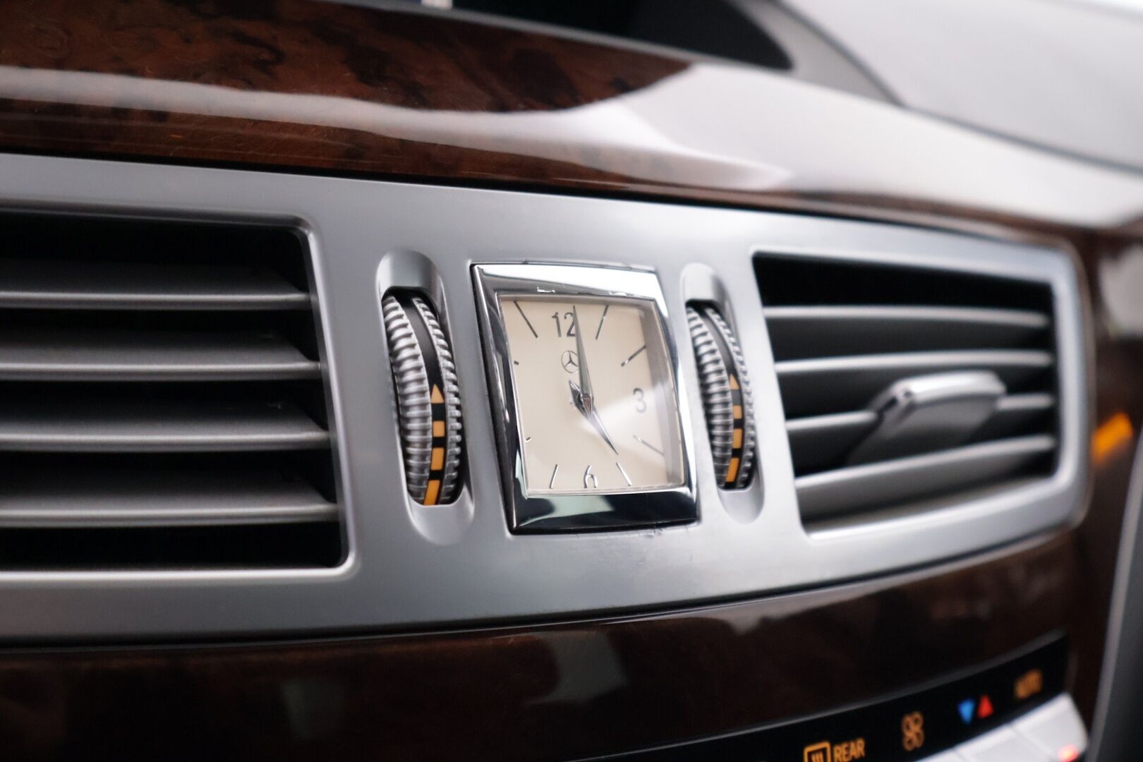 Mercedes-Benz S 2007 550 4MATIC Sedan YritysOutlet - Myydään vain yrityksille - Tämä auto myydään YritysOutlet -valikoimasta vain yritykselle