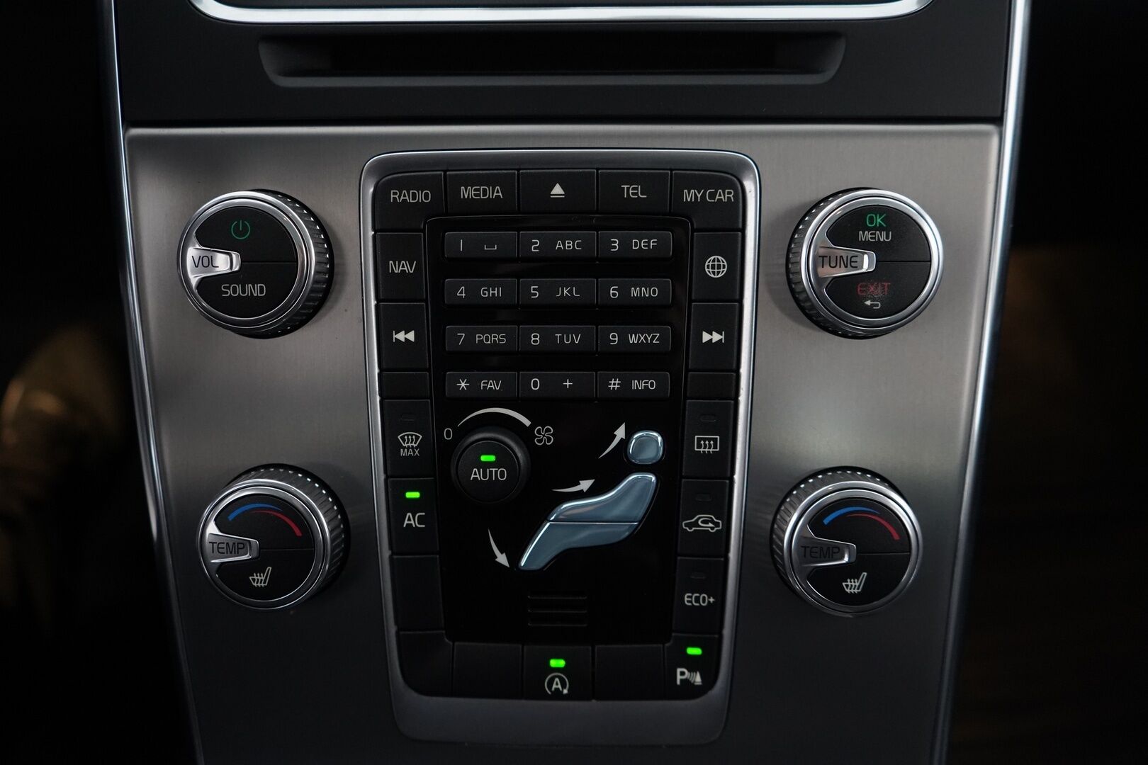 Volvo S60 2016 D4 Summum aut *Webasto / Nahat / Muistipenkki / Koukku / Tutkat / VOC* - Kahdet Volvon vanteet  / Jakohihna vaihdettu / Viimeisin huolto 02/2025
