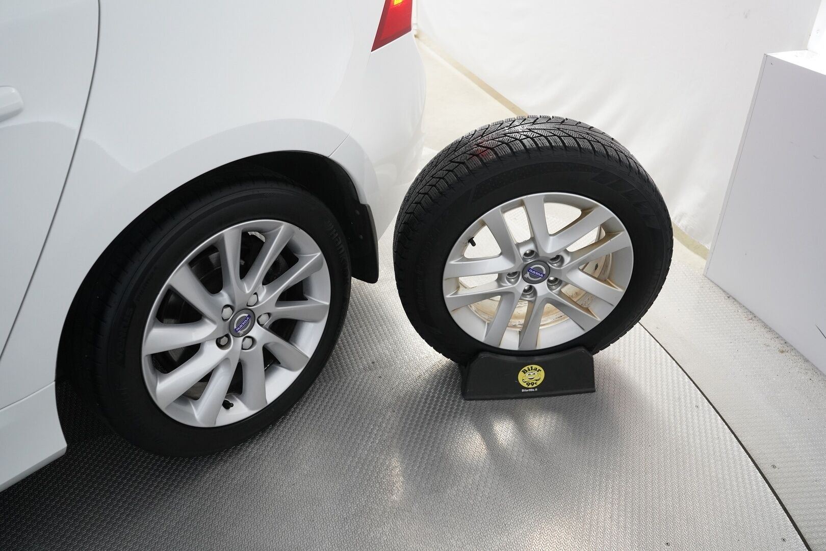 Volvo S60 2016 D4 Summum aut *Webasto / Nahat / Muistipenkki / Koukku / Tutkat / VOC* - Kahdet Volvon vanteet  / Jakohihna vaihdettu / Viimeisin huolto 02/2025
