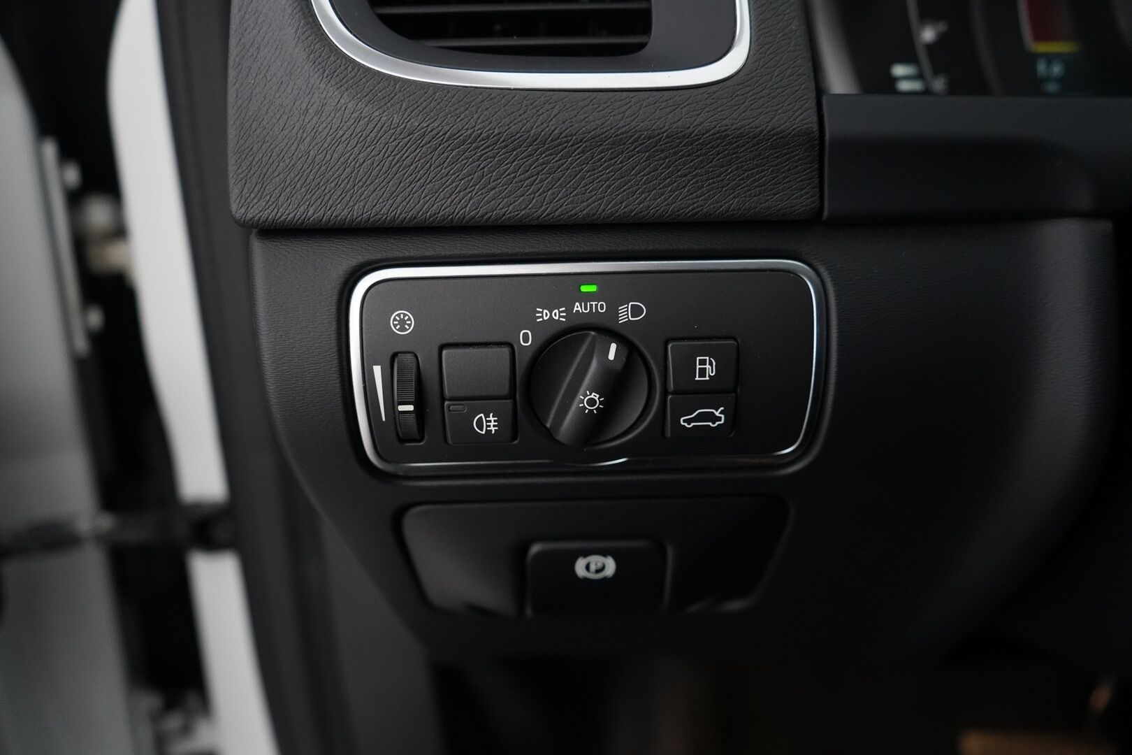 Volvo S60 2016 D4 Summum aut *Webasto / Nahat / Muistipenkki / Koukku / Tutkat / VOC* - Kahdet Volvon vanteet  / Jakohihna vaihdettu / Viimeisin huolto 02/2025