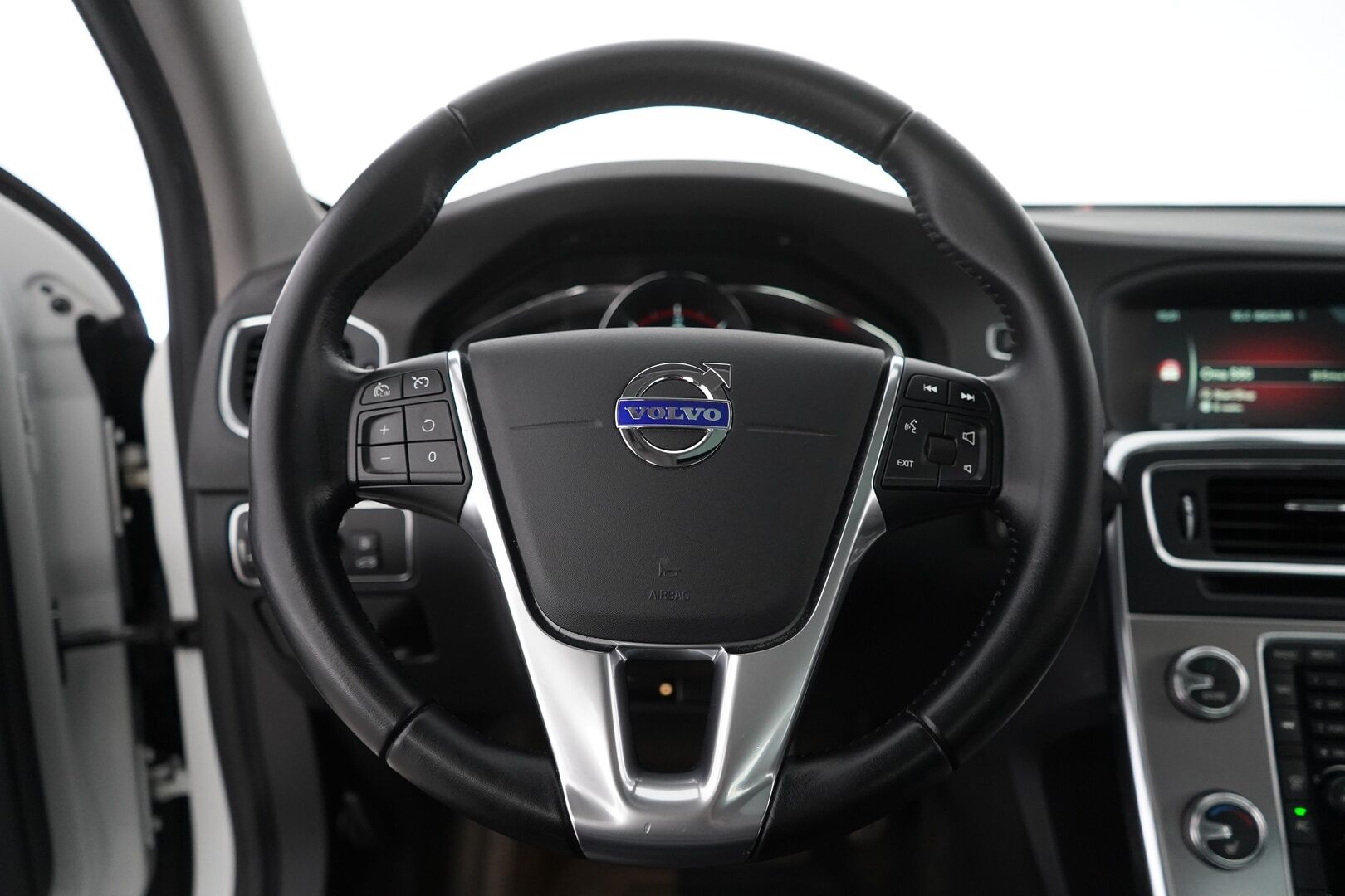 Volvo S60 2016 D4 Summum aut *Webasto / Nahat / Muistipenkki / Koukku / Tutkat / VOC* - Kahdet Volvon vanteet  / Jakohihna vaihdettu / Viimeisin huolto 02/2025