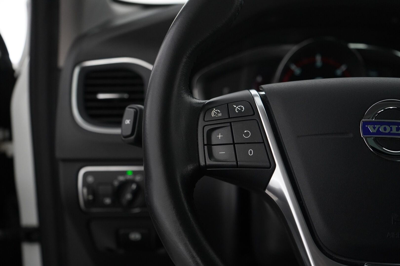 Volvo S60 2016 D4 Summum aut *Webasto / Nahat / Muistipenkki / Koukku / Tutkat / VOC* - Kahdet Volvon vanteet  / Jakohihna vaihdettu / Viimeisin huolto 02/2025