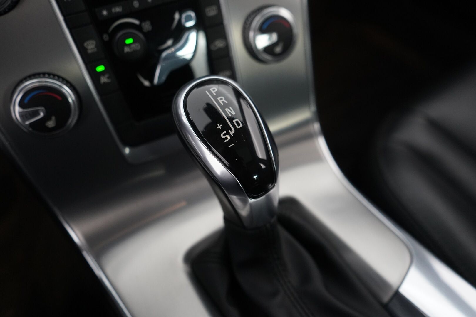 Volvo S60 2016 D4 Summum aut *Webasto / Nahat / Muistipenkki / Koukku / Tutkat / VOC* - Kahdet Volvon vanteet  / Jakohihna vaihdettu / Viimeisin huolto 02/2025