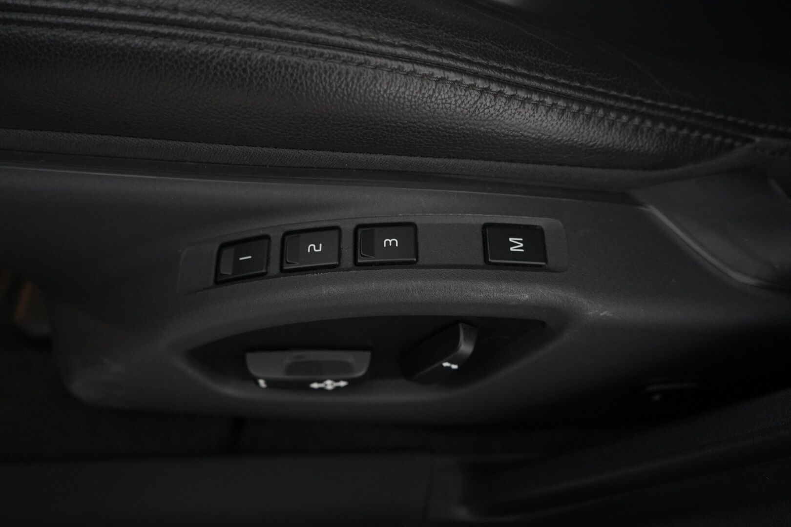 Volvo S60 2016 D4 Summum aut *Webasto / Nahat / Muistipenkki / Koukku / Tutkat / VOC* - Kahdet Volvon vanteet  / Jakohihna vaihdettu / Viimeisin huolto 02/2025