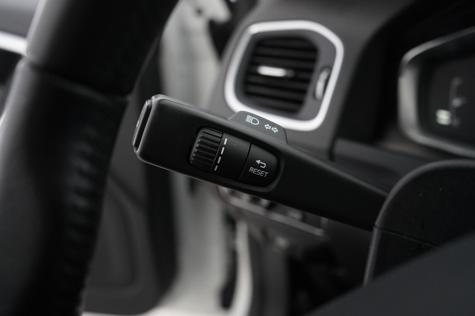 Volvo S60 2016 D4 Summum aut *Webasto / Nahat / Muistipenkki / Koukku / Tutkat / VOC* - Kahdet Volvon vanteet  / Jakohihna vaihdettu / Viimeisin huolto 02/2025