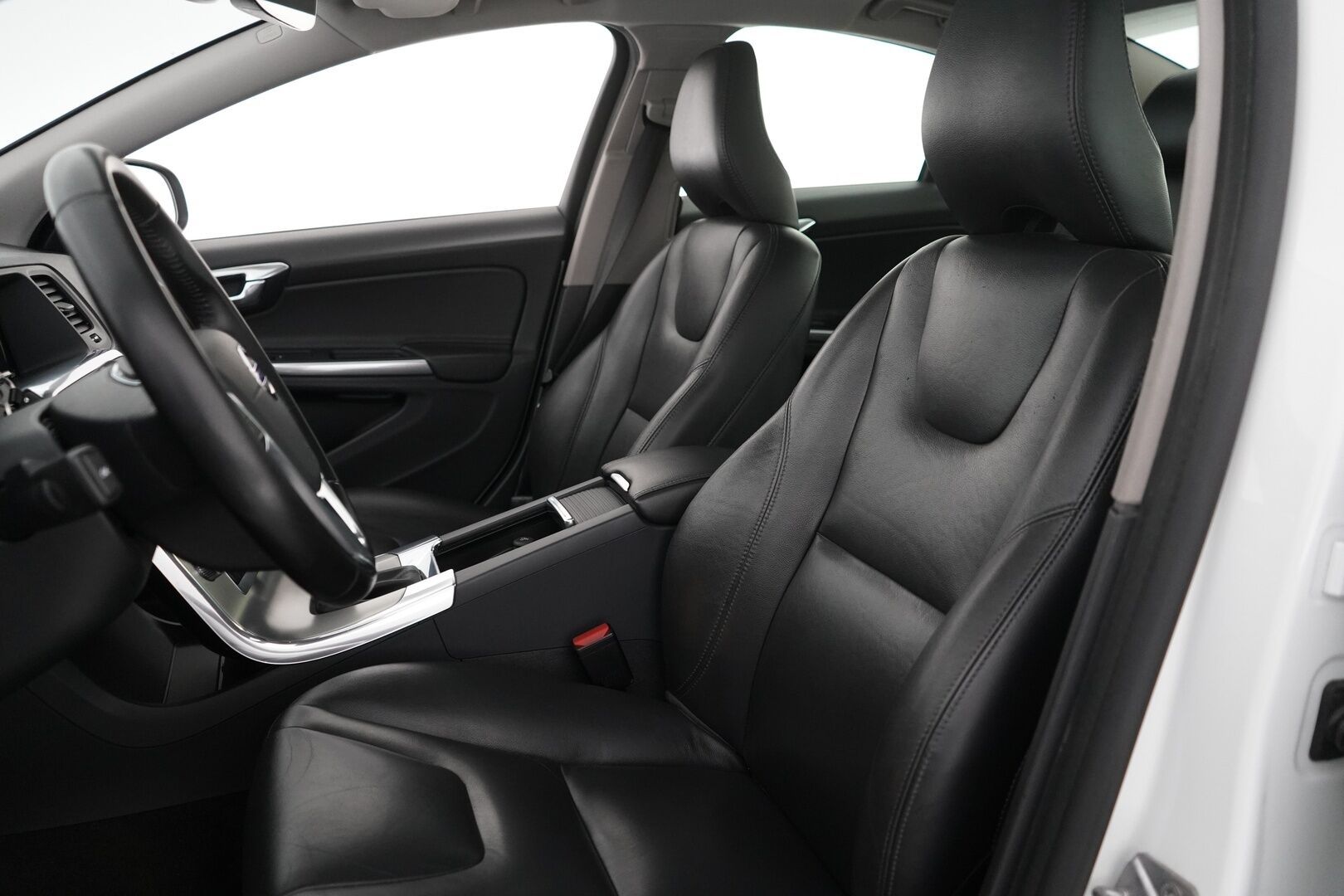 Volvo S60 2016 D4 Summum aut *Webasto / Nahat / Muistipenkki / Koukku / Tutkat / VOC* - Kahdet Volvon vanteet  / Jakohihna vaihdettu / Viimeisin huolto 02/2025