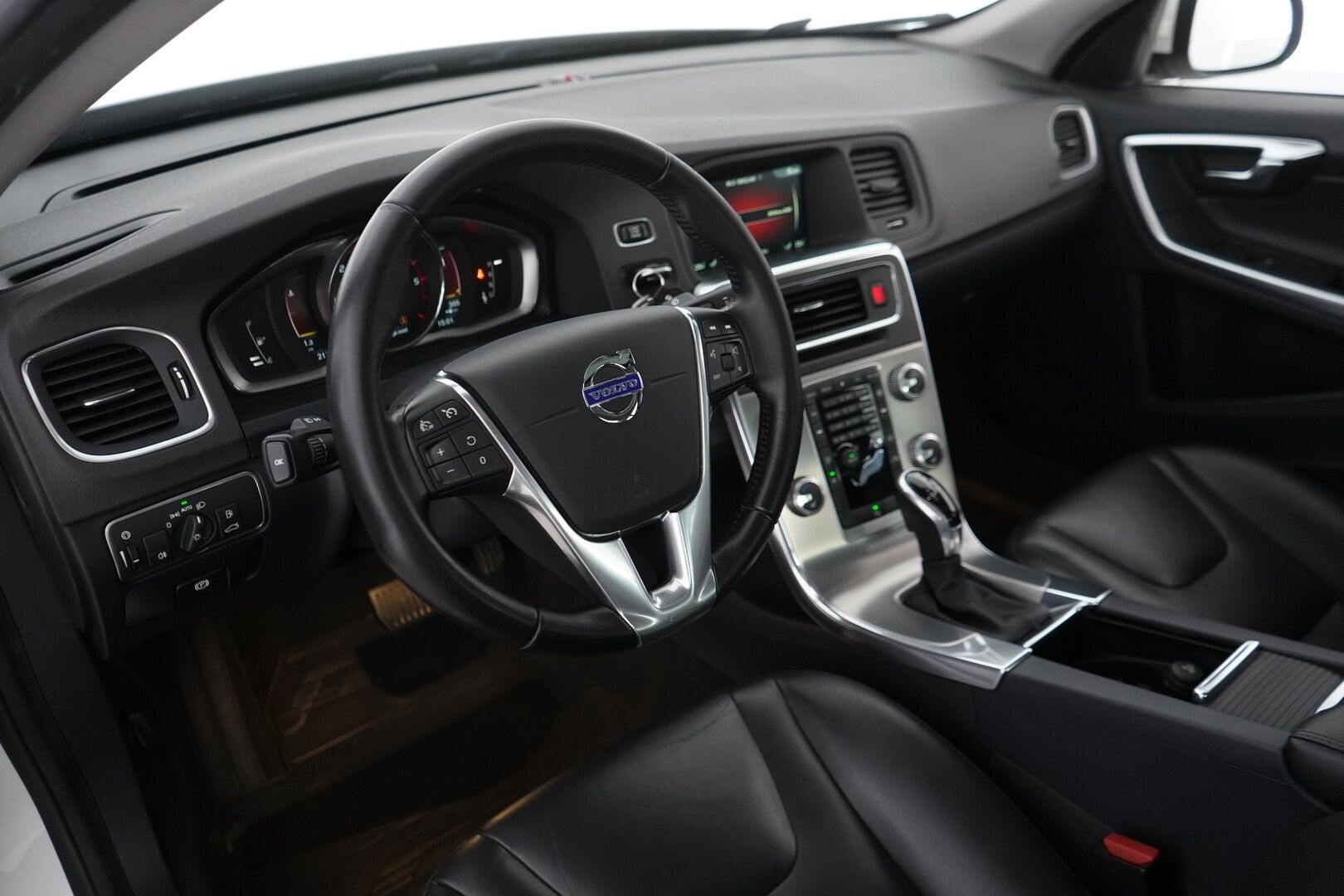 Volvo S60 2016 D4 Summum aut *Webasto / Nahat / Muistipenkki / Koukku / Tutkat / VOC* - Kahdet Volvon vanteet  / Jakohihna vaihdettu / Viimeisin huolto 02/2025