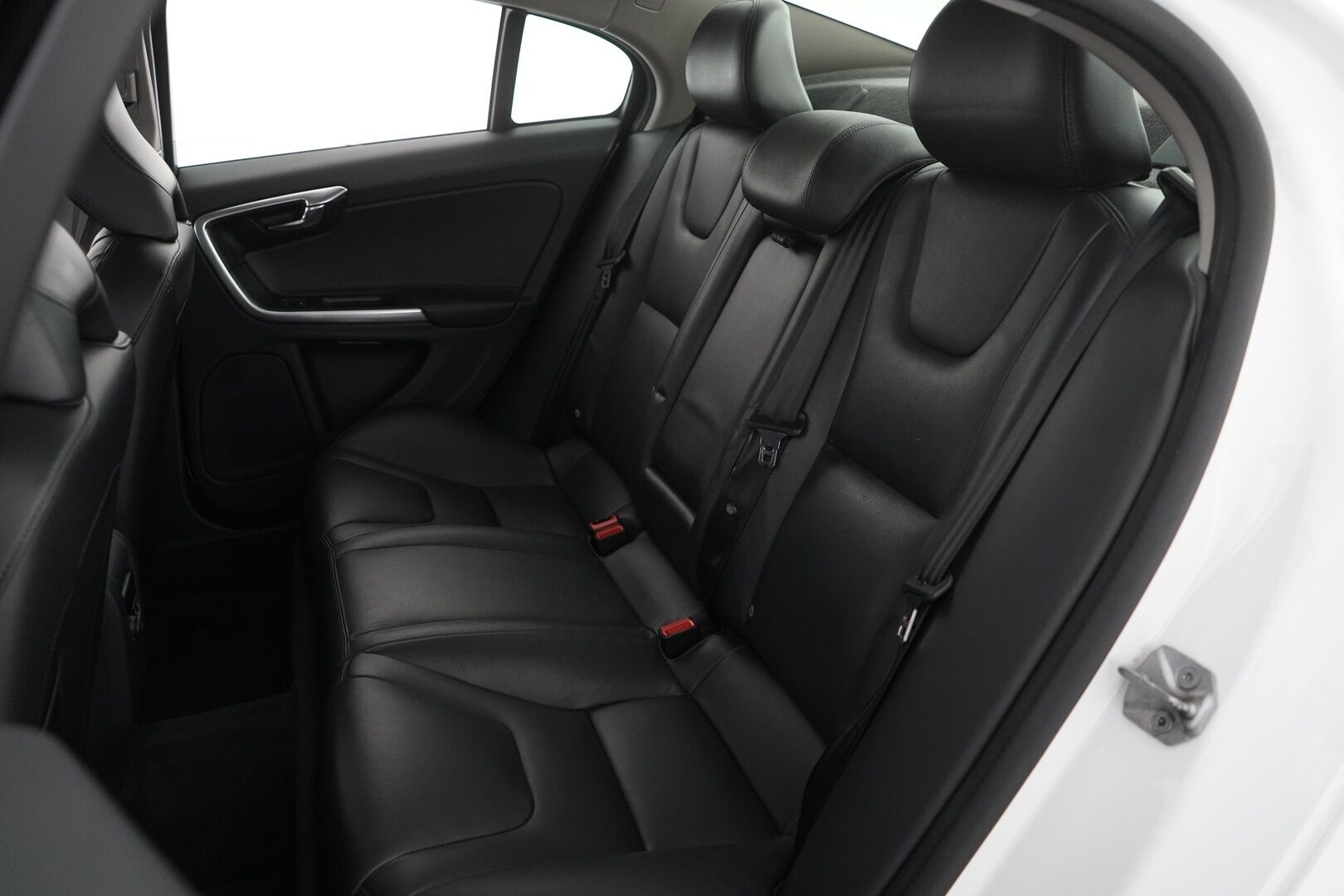 Volvo S60 2016 D4 Summum aut *Webasto / Nahat / Muistipenkki / Koukku / Tutkat / VOC* - Kahdet Volvon vanteet  / Jakohihna vaihdettu / Viimeisin huolto 02/2025
