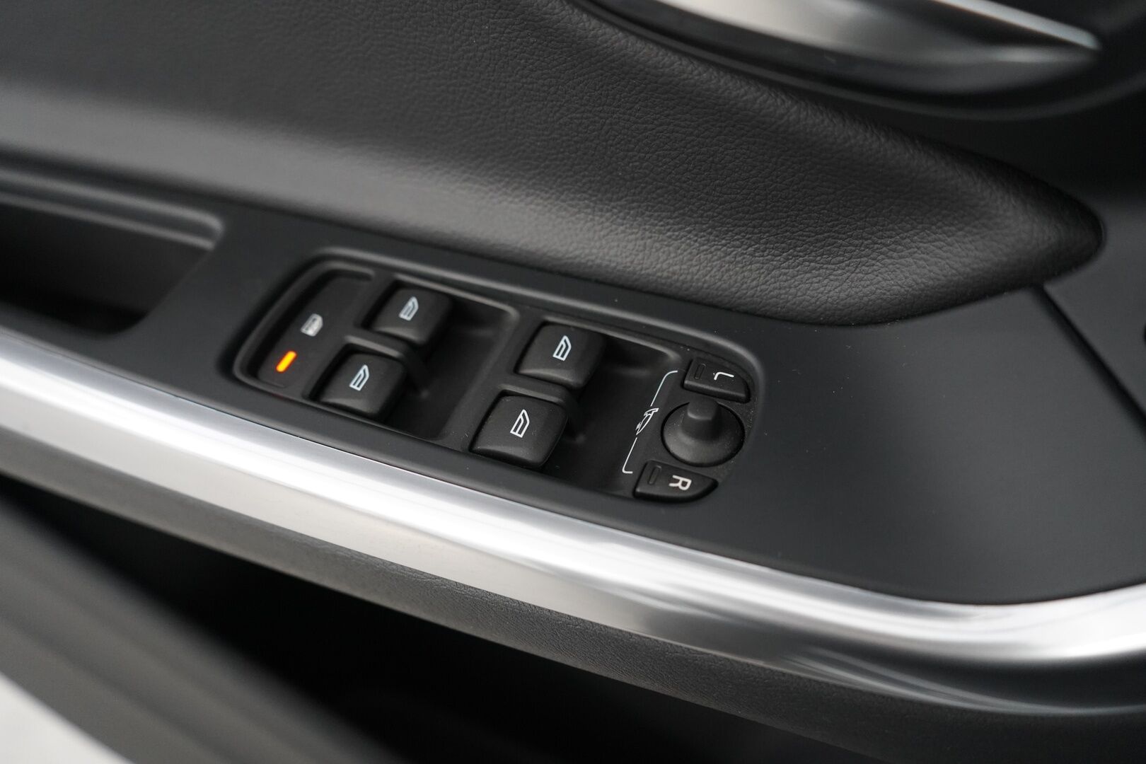Volvo S60 2016 D4 Summum aut *Webasto / Nahat / Muistipenkki / Koukku / Tutkat / VOC* - Kahdet Volvon vanteet  / Jakohihna vaihdettu / Viimeisin huolto 02/2025
