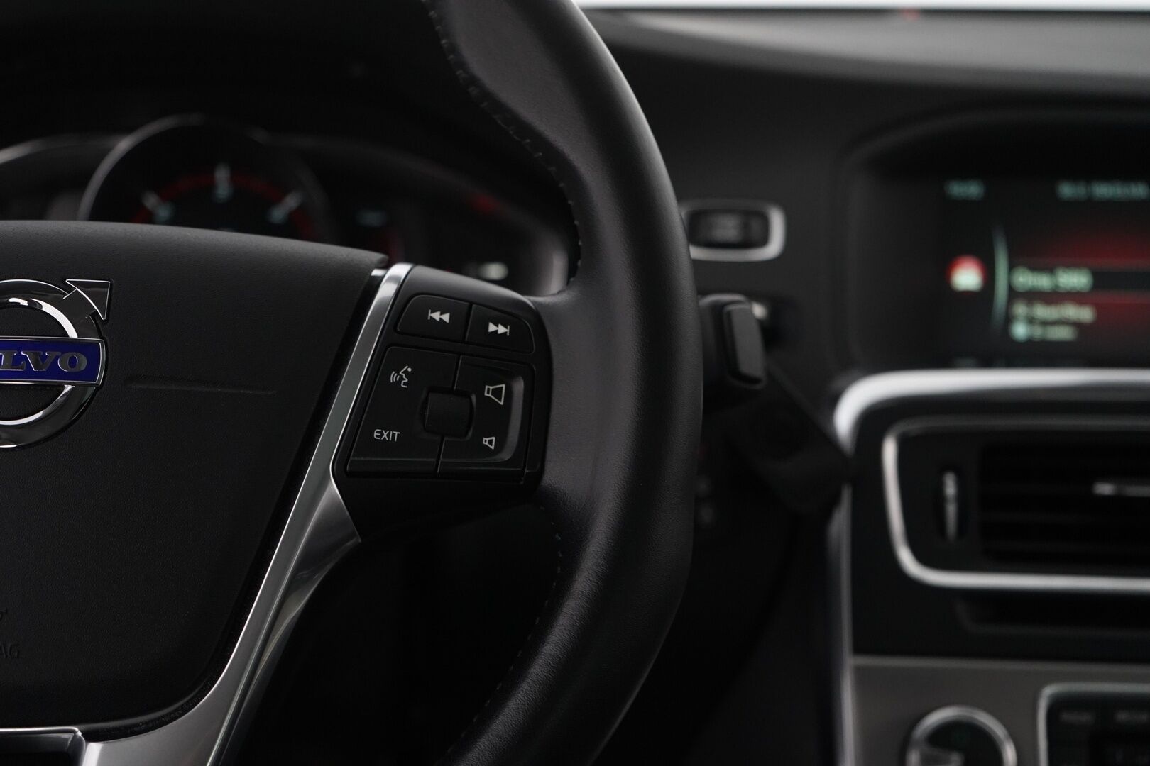 Volvo S60 2016 D4 Summum aut *Webasto / Nahat / Muistipenkki / Koukku / Tutkat / VOC* - Kahdet Volvon vanteet  / Jakohihna vaihdettu / Viimeisin huolto 02/2025