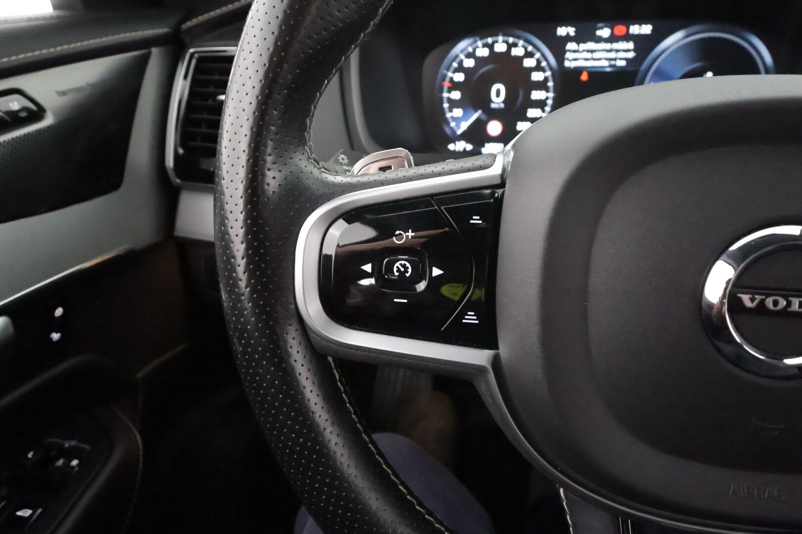 Volvo XC90 2019 T8 AWD R-Design aut * HUD / Panorama /Pilot assist / 7-Paikkainen / Muistipenkit /  Harman&Kardon / 360-Kamera * - Suomi-auto / Merkkihuollettu / Kahdet renkaat
