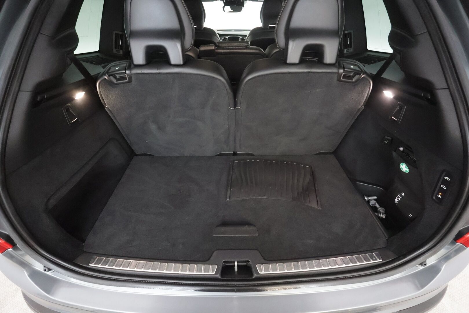 Volvo XC90 2019 T8 AWD R-Design aut * HUD / Panorama /Pilot assist / 7-Paikkainen / Muistipenkit /  Harman&Kardon / 360-Kamera * - Suomi-auto / Merkkihuollettu / Kahdet renkaat