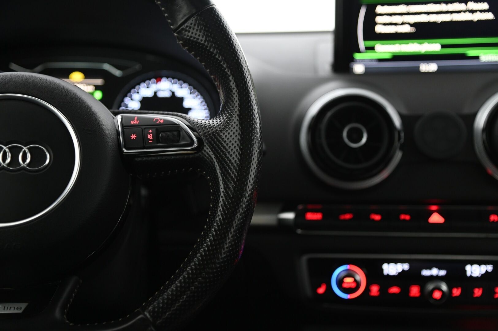 Audi e-tron 2015 A3 Sportback e-tron Viistoperä *Myydään Huutokaupat.com* - *B&O / ACC / Kattoluukku / Sporttinahat / Navi / Blis / 2x Vanteet ja renkaat*