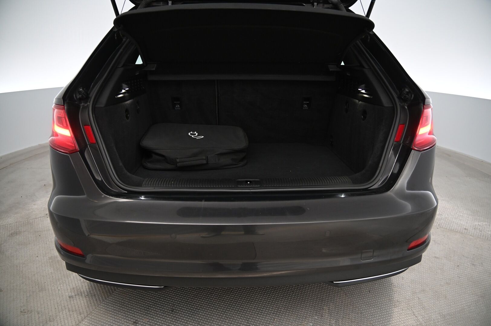 Audi e-tron 2015 A3 Sportback e-tron Viistoperä *Myydään Huutokaupat.com* - *B&O / ACC / Kattoluukku / Sporttinahat / Navi / Blis / 2x Vanteet ja renkaat*