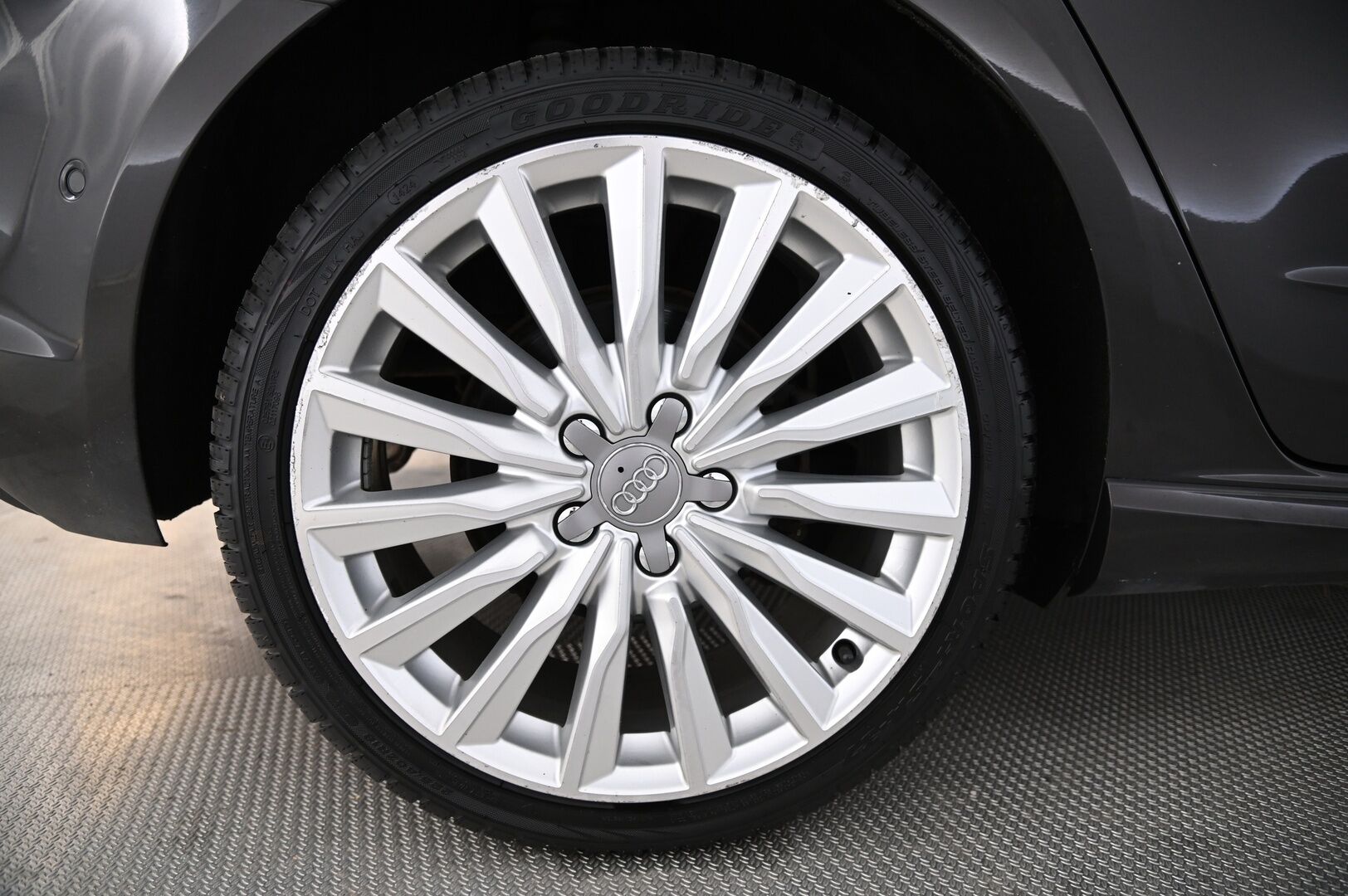 Audi e-tron 2015 A3 Sportback e-tron Viistoperä *Myydään Huutokaupat.com* - *B&O / ACC / Kattoluukku / Sporttinahat / Navi / Blis / 2x Vanteet ja renkaat*