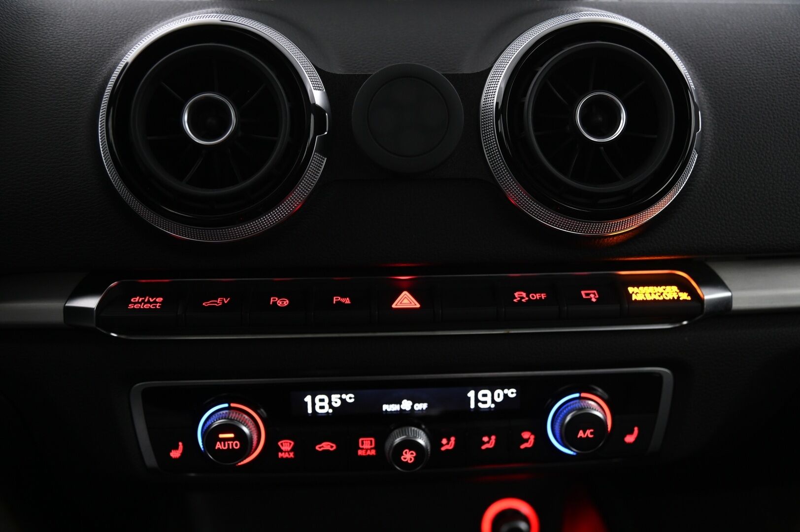 Audi e-tron 2015 A3 Sportback e-tron Viistoperä *Myydään Huutokaupat.com* - *B&O / ACC / Kattoluukku / Sporttinahat / Navi / Blis / 2x Vanteet ja renkaat*
